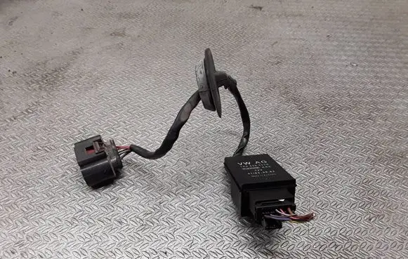Volkswagen Golf V Fuel pump relay 1K0906093B