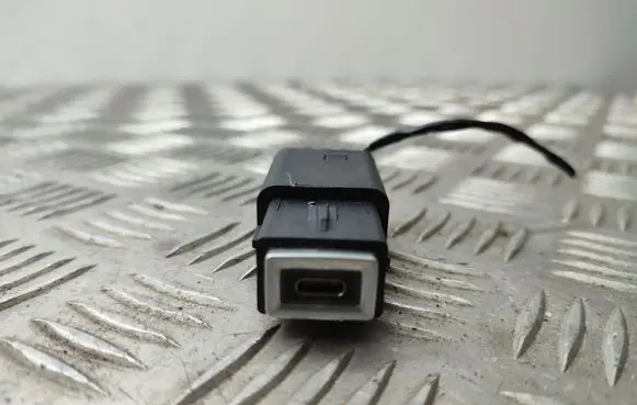 Peugeot 2008 II USB socket connector 98313506DX