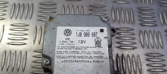 Volkswagen PASSAT B5 Airbag control unit/module 1J0909607 5WK4199