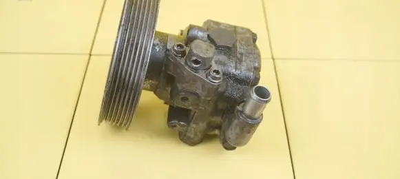 Audi A4 S4 B7 8E 8H Power steering pump 8K0145153F