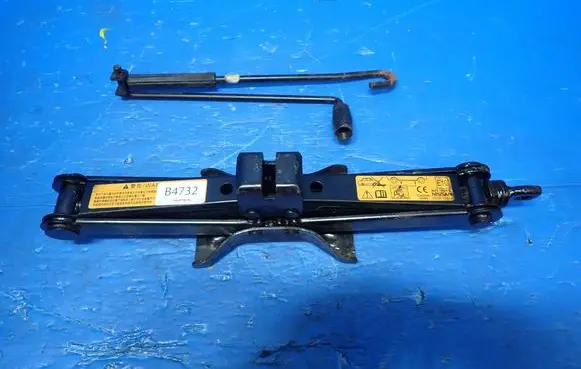 Nissan Juke I F15 Tire air pump compressor 99550-1X60A