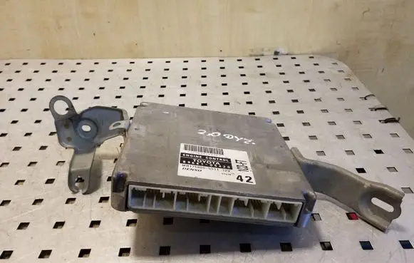 Toyota Avensis T220 Engine control unit/module 8966105420 MB1758005031