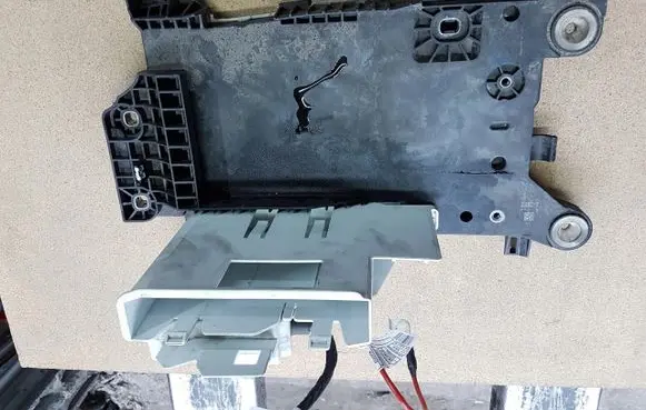 Mini One - Cooper F56 F55 Battery box tray brak