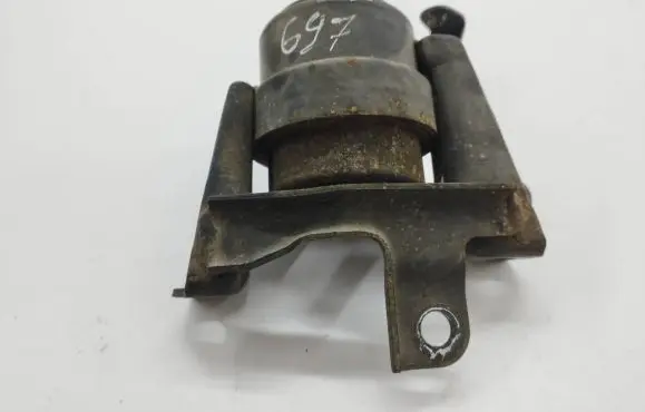 Peugeot 4007 Engine mount bracket