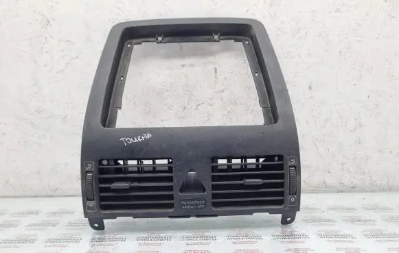 Volkswagen Touran II Dash center air vent grill 1T1819728B