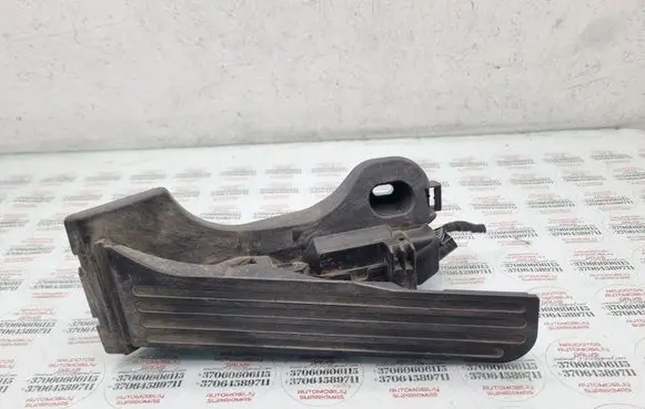 Accelerator throttle pedal