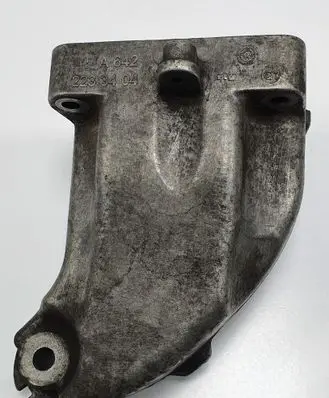 Engine mounting bracket