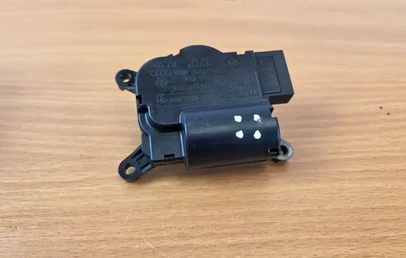 Audi Q7 4L Air flap motor/actuator 52411483R06 310810D05 3093694