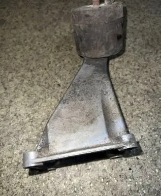 BMW 5 E34 Engine mounting bracket 1135948