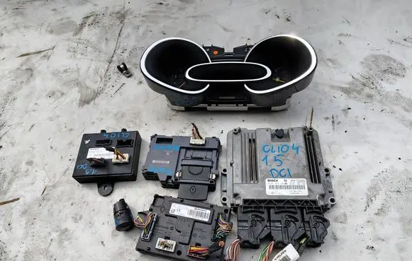 Renault Clio IV Engine control unit/module 237102747R
