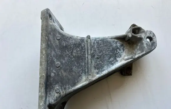 BMW 5 E39 Engine mounting bracket 6753362