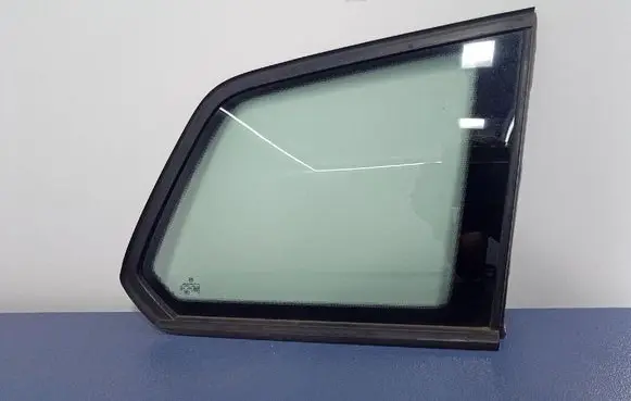 Volkswagen Golf Sportsvan Rear side window