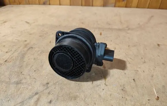 Volkswagen Touran I Mass air flow meter 0281002461 074906461B