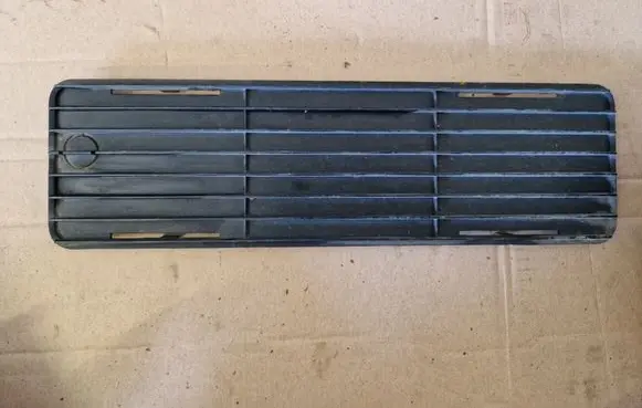 Volkswagen Golf I Front bumper lower grill 171853662