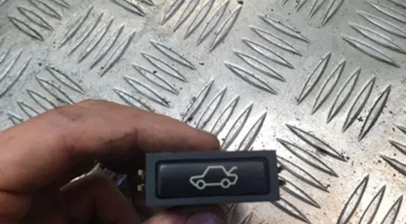 BMW 5 E39 Tailgate opening switch 61138370640