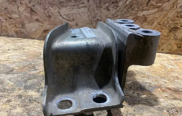 Engine mount bracket