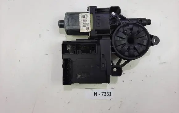 Volkswagen PASSAT B7 Front door window regulator motor 3C0959793C