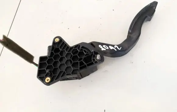 Accelerator throttle pedal