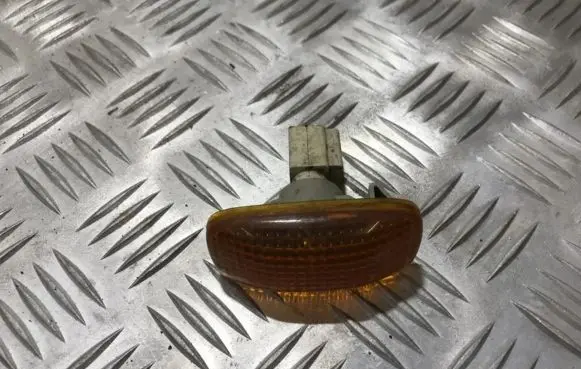Nissan Primera Front fender indicator light 236521