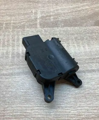 Volkswagen Jetta VI Air flap motor/actuator 1K0907511Used 0132801345