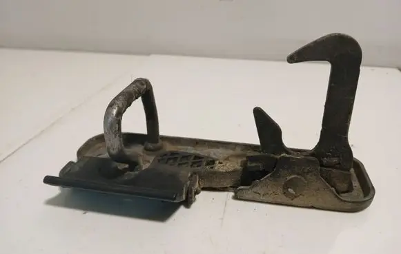 Volkswagen Golf V Engine bonnet/hood lock/latch loop/hook 1K0823480