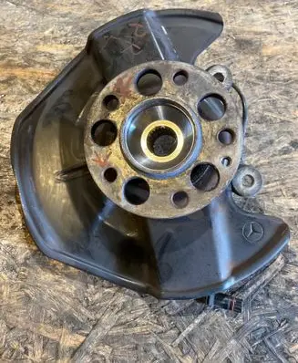 Mercedes-Benz B W245 Front wheel hub A1695401417 690376