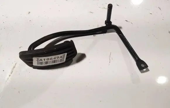 Accelerator throttle pedal