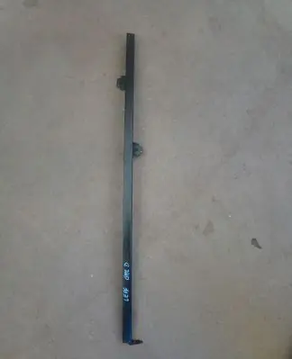 Nissan Leaf I (ZE0) Rear door windshield rail 