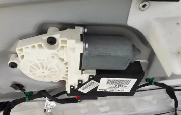 Peugeot 807 Front door window regulator motor 991728205 991728-005