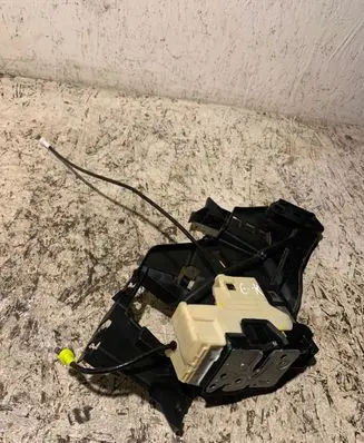 Volvo XC40 Rear door lock 32131412