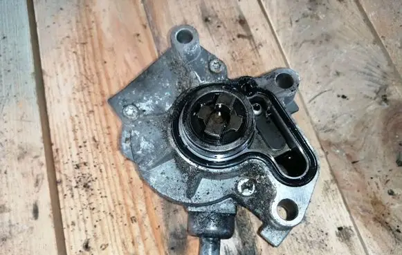 Volkswagen Caddy Vacuum pump 038145101B
