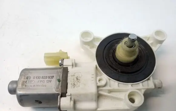 Chrysler 200 Rear door window regulator motor 0130822937 3035783A