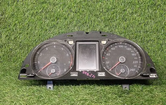 Volkswagen PASSAT B7 Speedometer (instrument cluster) 3AA920870