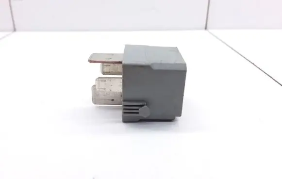 Mercedes-Benz Sprinter W906 Hazard warning light relay A0025422619 4RA00779307