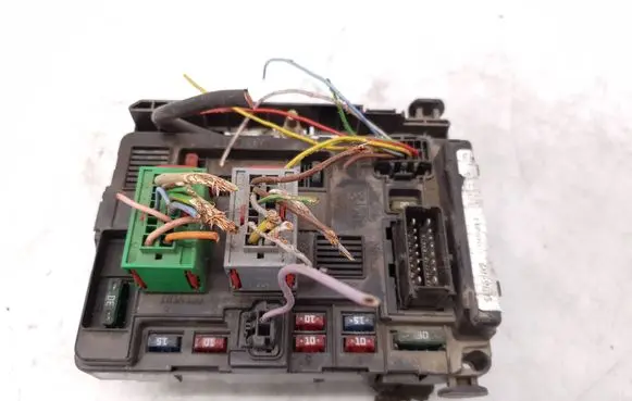 Citroen C3 Fuse module 9643498880