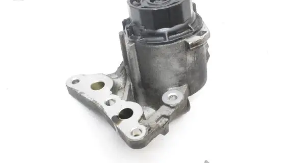 Lexus CT 200H Oil filter mounting bracket