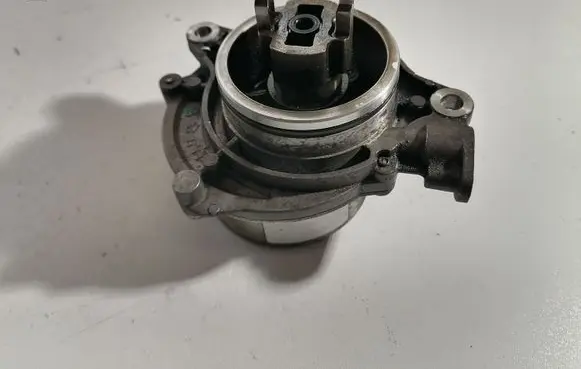 BMW 5 E60 E61 Vacuum pump 5111106