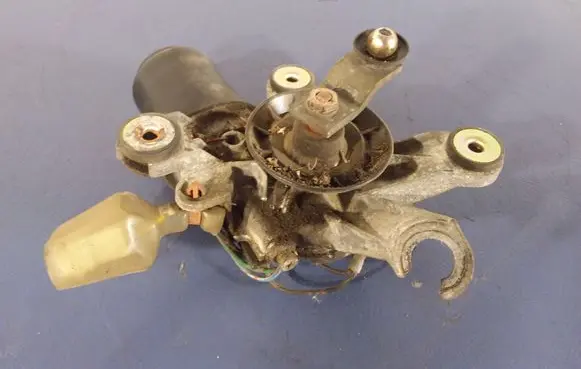 Subaru Forester SF Front wiper linkage and motor