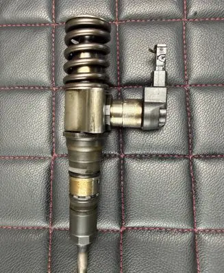 Volkswagen PASSAT B6 Fuel injector 03G130 021120 111129