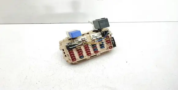 Nissan X-Trail T30 Fuse module 2523079981