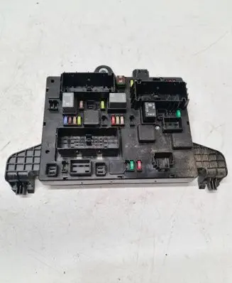 Opel Astra J Fuse module 365927271 13302301 1100500000