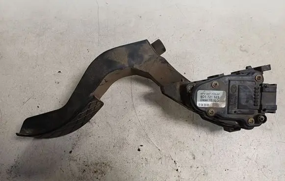 Accelerator throttle pedal