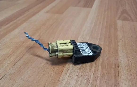 Jeep Cherokee III KJ Airbag deployment crash/impact sensor P05084000AA 39754C T1BME0035B3117