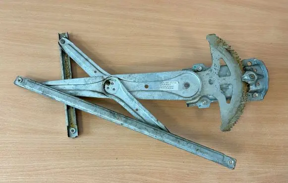 Toyota Corolla Verso E121 Rear door manual window regulator 698300F010
