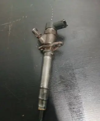 Volvo XC90 Fuel injector 8658352