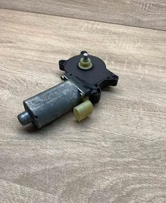 BMW 3 E46 Front door window regulator motor 8362064