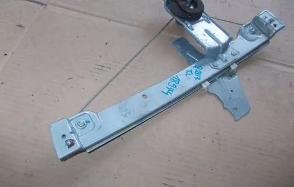 Rear door manual window regulator