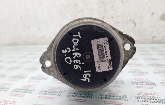 Volkswagen Touareg I Engine mount bracket 7L6199131A