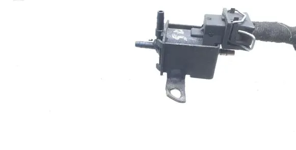 Volkswagen Golf III Vacuum valve 028906283