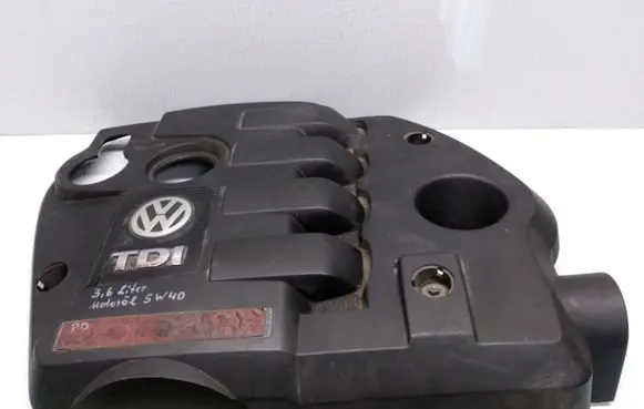 Volkswagen PASSAT B5 Engine cover (trim) 038103925